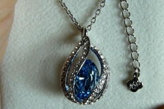 Collar on cristales SWAROVSKI Pauline & Morgen -Luz de la luna.avi_snapshot_01.22_[2017.10.10_18.59.11]