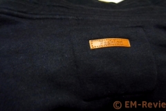 EM-Reviews_Sudadera_negra_con_cuello_alto_de_mujer_AUXO6228